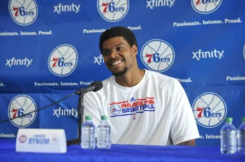 Bynum volverá a entrenarse con Filadelfia en 21 días
