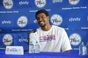 Bynum volverá a entrenarse con Filadelfia en 21 días