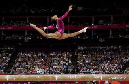 Gabrielle Douglas, la primera afroamericana medallista en gimnasia artística | AP