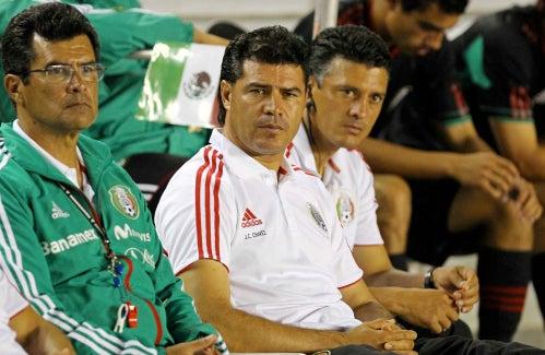 juan Carlos Chávez al pendiente de sus pupilos en el duelo ante los Canaleros. FOTO: MEXSPORT