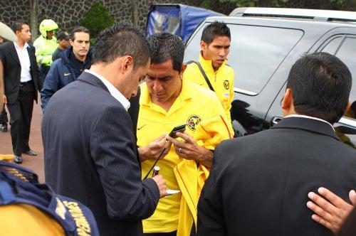 Llegada de América en camionetas blindadas (FOTO: ESTEBAN LÓPEZ)