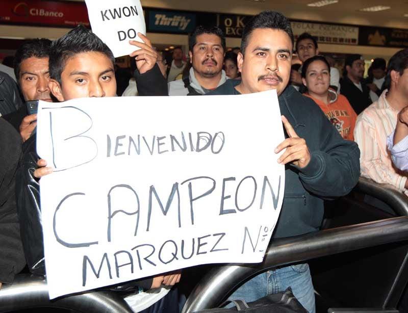 Seguidores apoyaron al boxeador y le reconocieron el triunfo. FOTO: ÓSCAR RAMÍREZ