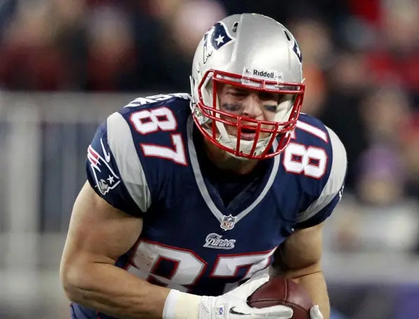 Operan a Gronkowski del brazo