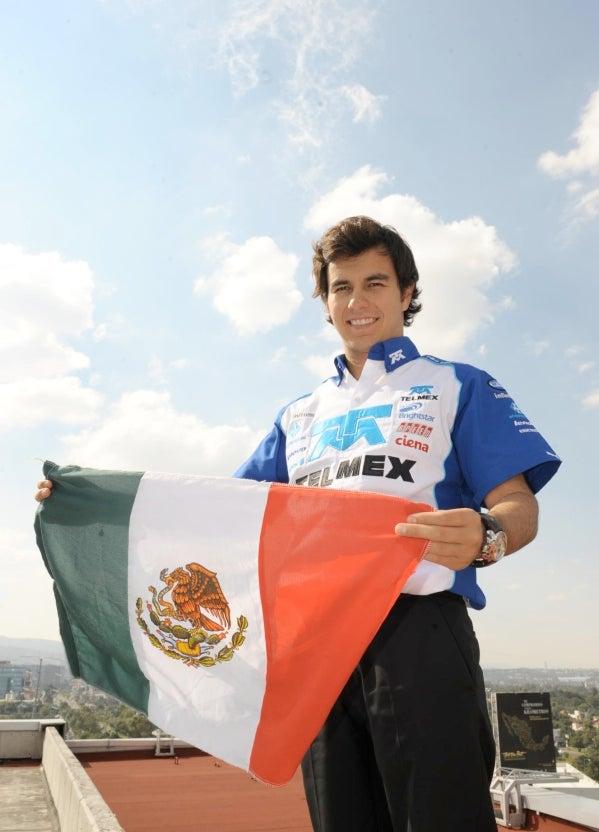 Checo Pérez visitó las instalaciones de Récord