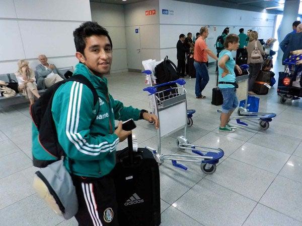 El 'Hobbit' Bermúdez a su arribo con el contingente mexicano. FOTO: MEXSPORT
