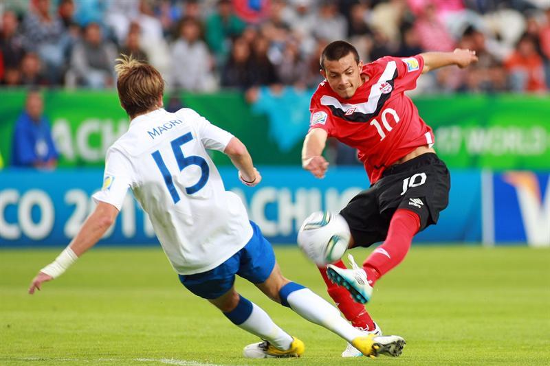 El canadiense Keven Aleman pelea el esférico con Samuel Magri de Inglaterra. FOTO: EFE