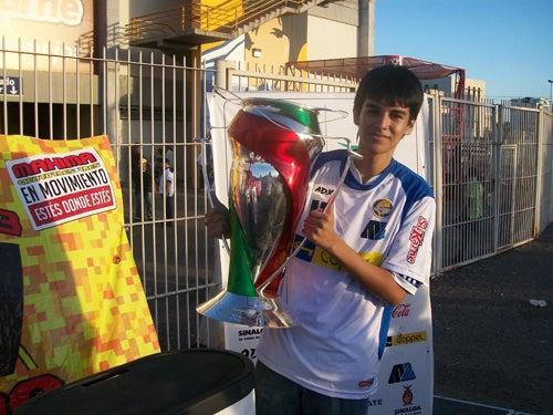 Apoyando a los Dorados y aprovechando la oportunidad para tomarme una foto con la Copa MX | Jorge Landeros