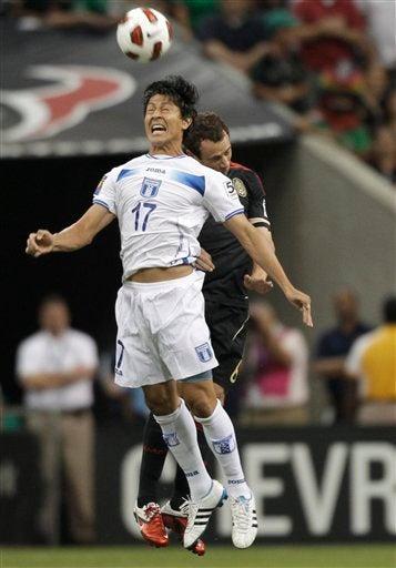 Roger Espinoza y Gerardo Torrado buscan el balón. FOTO: AP