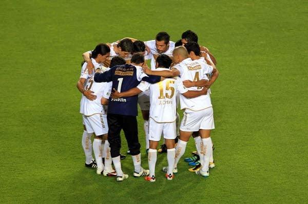 Los jugadores se preparan previo al silbatazo inicial. FOTO: MEXSPORT