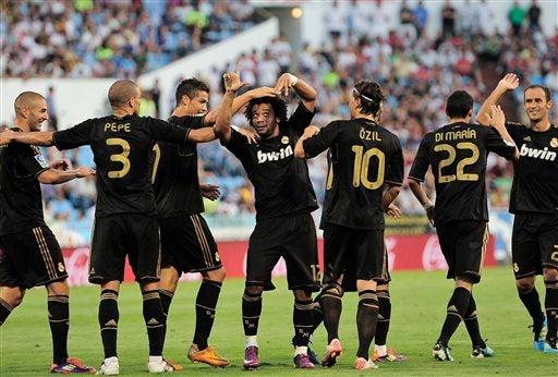 Todo el Madrid festeja la anotación de Marcelo que ponía el marcador 2-0 en el primer tiempo. FOTO: AP