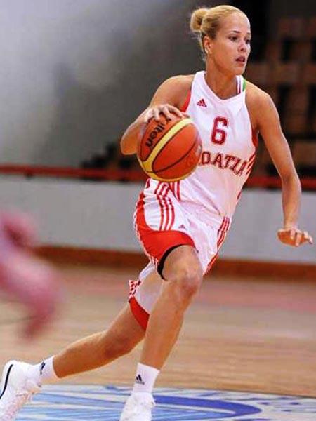 Misura sabe conquistar el balón en la cancha de Basquetbol y las portadas de revistas.