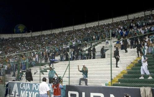 La frustración entre los seguidores del León provocó que aficionados arrojaran objetos y botellas a la cancha (FOTO: MEXSPORT)