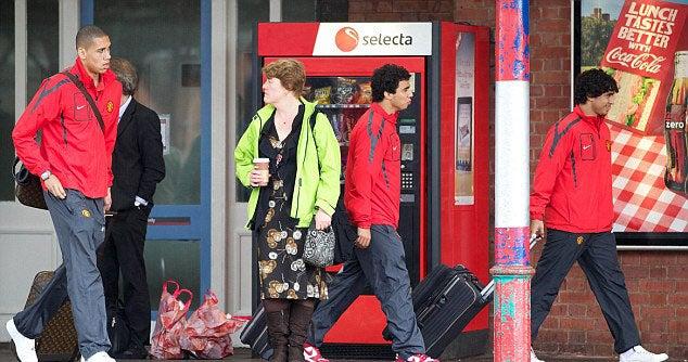 Con uniforme, los jugadores viajaron de Euston a Stockport. FOTO: ESPECIAL RÉCORD
