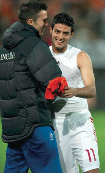 Previo al Mundial, en el amistoso ante Holanda, Vela cambió su playera por la de Van Persie. FOTO: ARCHIVO RÉCORD