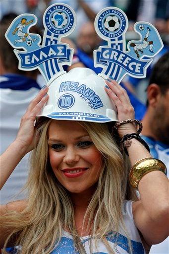 La belleza griega apoyando a su selección l AP
