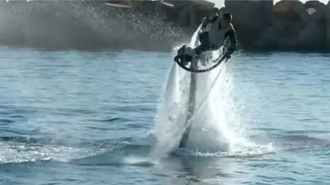 ¡Increíble! Una patineta que se eleva sobre el agua