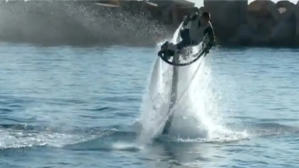 ¡Increíble! Una patineta que se eleva sobre el agua