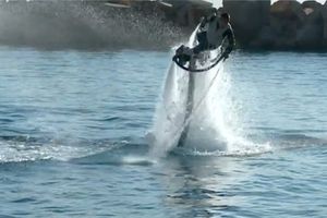 ¡Increíble! Una patineta que se eleva sobre el agua