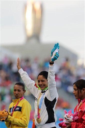 La fondista ya se había colgado la medalla de oro en la prueba de 10 mil metros. FOTO: AP