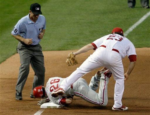 Chase Utley es ponchado. FOTO: AP