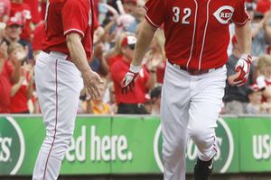 Rojos aseguran título divisional al vencer a Dodgers