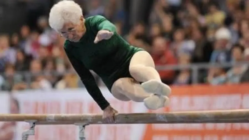 Asombrosa viejita gimnasta de 86 años