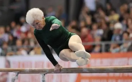 Asombrosa viejita gimnasta de 86 años