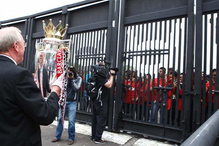 La Copa fue exhibida a los aficionados. FOTO: ESTEBAN LÓPEZ