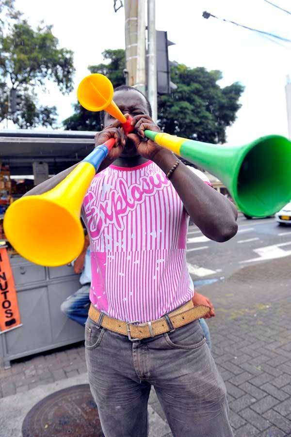 Seguidores de brasil ya preparan sus trompetas. FOTO: CIRO GUTIÉRREZ