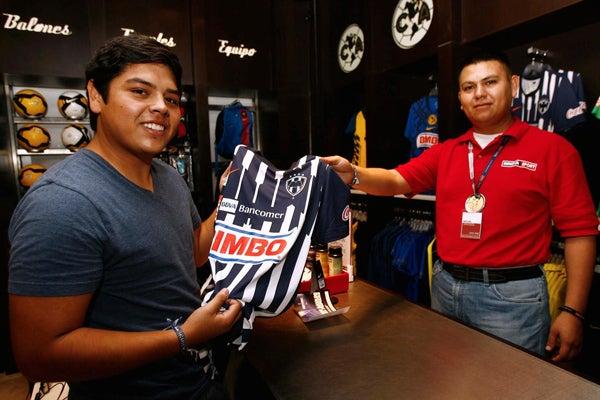 Te prestan la playera para tomarte la fotografía. FOTO: JOEL BRAVO
