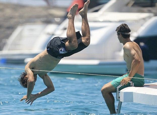 El español olvida la derrota que sufrió en Wimbledon y se relaja en un lujoso yate. (FOTO: CORTESÍA DAILY MAIL)