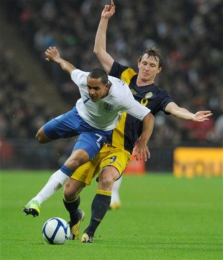 Theo Walcott y Kim Kallstrom.FOTO: AP