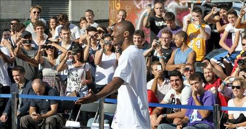 Kobe Bryant y Pau Gasol disputan duelo callejero