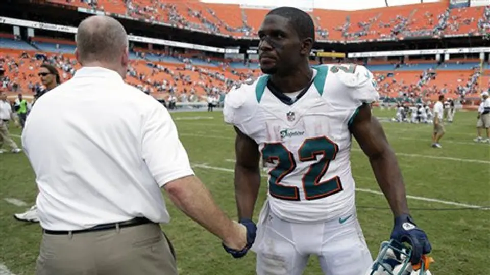 Reggie Bush lidera a Delfines a la victoria