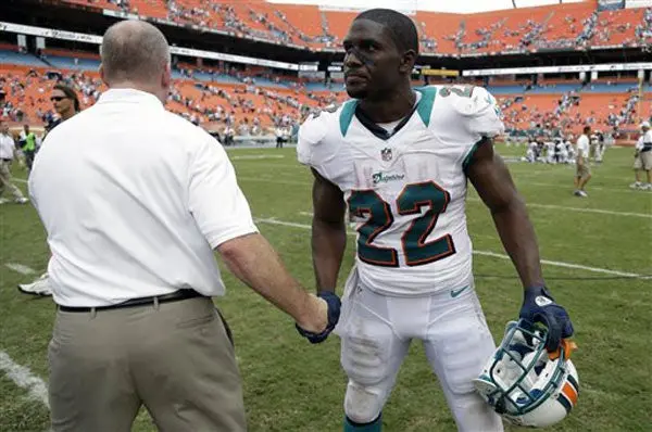 Reggie Bush lidera a Delfines a la victoria