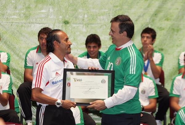 Marcelo Ebrard entregó un reconocimiento por el Campeonato Mundial. FOTO: ÓSCAR RAMÍREZ