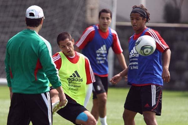 Chicharito busca alcanzar su nivel. FOTO: ESTEBAN LÓPEZ