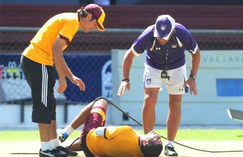 De inmediato el jugador fue atendido en el terreno de juego (FOTO: EVA BECERRA)