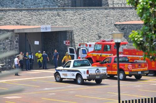 Equipo de rescate llegó al estadio para auxiliar (FOTO: DANIEL GÁMEZ)