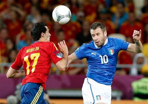 Cassano y Arbeloa disputando el esférico l AP