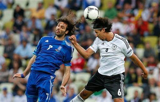 Samaras y Khedira disputando el esférico l AP