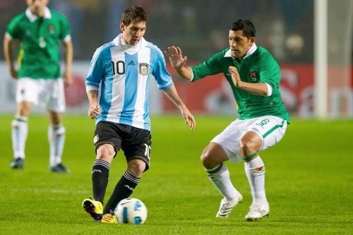 Messi en todo momento tenía un rival que lo incomodaba. FOTO: CÉSAR VICUÑA