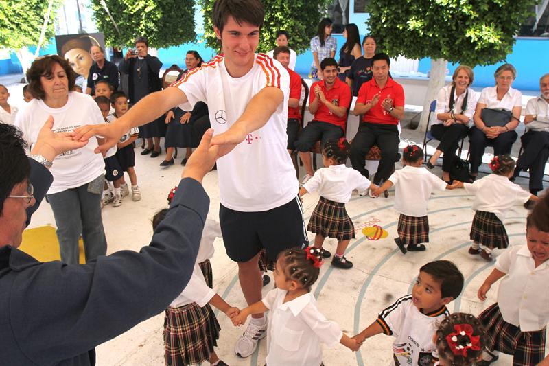 Los seleccionadosjugaron con los pequeños. FOTO: EFE