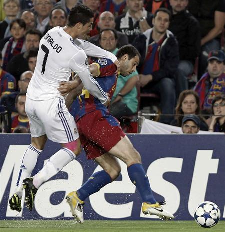 Cristiano Ronaldo pelea el esférico a Mascherano (FOTO: EFE)