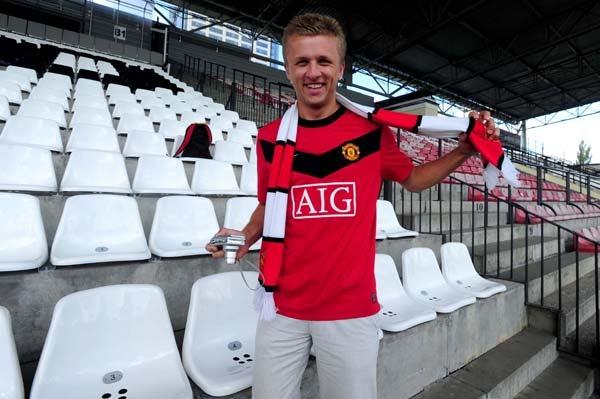 Los aficiondos en Varsovia visten los colores del Man-U. FOTO: CÉSAR VICUÑA