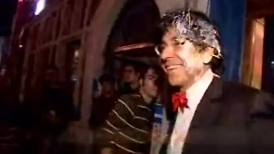 Al ministro belga le lanzaron un pastel de cereza ¡a la cara!