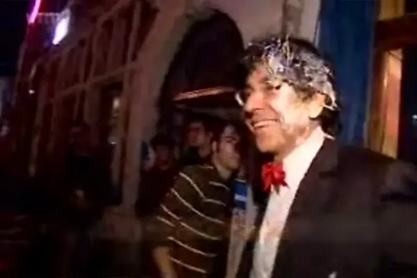 Al ministro belga le lanzaron un pastel de cereza ¡a la cara!