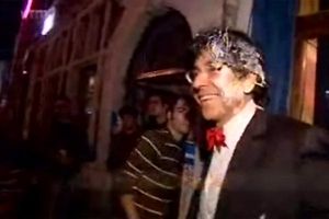 Al ministro belga le lanzaron un pastel de cereza ¡a la cara!