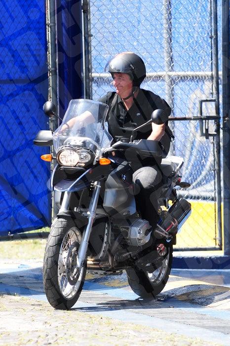 El directivo salió montado en una motocicleta. FOTO: SAÚL MOLINA