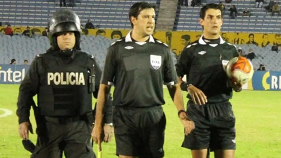 Árbitro expulsó a 16 jugadores tras riña